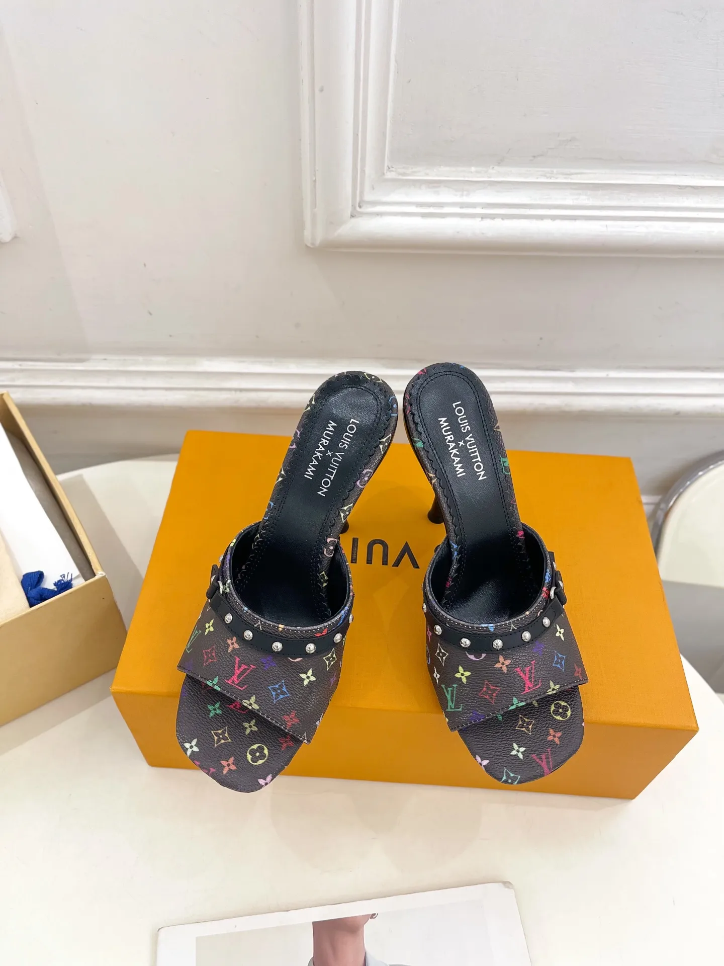 👟👟Ex-factory price 580👟👟 LV | Louis Vuitton 25𝐬𝐬 🧡💚2025 early spring new top version‼ ️The original version is the same. The counter features the latest LV Full of high-end feel! A popular model among bloggers at home and abroad, it’s retro and fashionable and looks amazing on your feet! Mainly recommended models on the official website★ ━━━━━ ЅᏇєєt ━━━━━ ▪️Upper: high-custom rainbow-colored presbyopia leather ▪️Lining: imported sheepskin ▪️Outsole: original Italian leather outsole ▪️Heel height: 5.5cm / 9.5cm ▪️Shoe size: 35-39 (34, 40, 41, 42 customized)